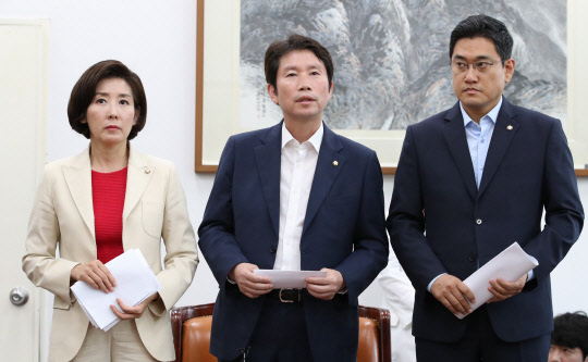 더불어민주당 이인영(가운데)·자유한국당 나경원(왼쪽)·바른미래당 오신환 여야 3당 교섭단체 원내대표가 지난달 29일 오후 국회에서 원내대표 회동을 마친 뒤 안보국회·추경처리 및 7월 임시국회 정상화를 발표하고 있다.                                                                                                                              연합뉴스